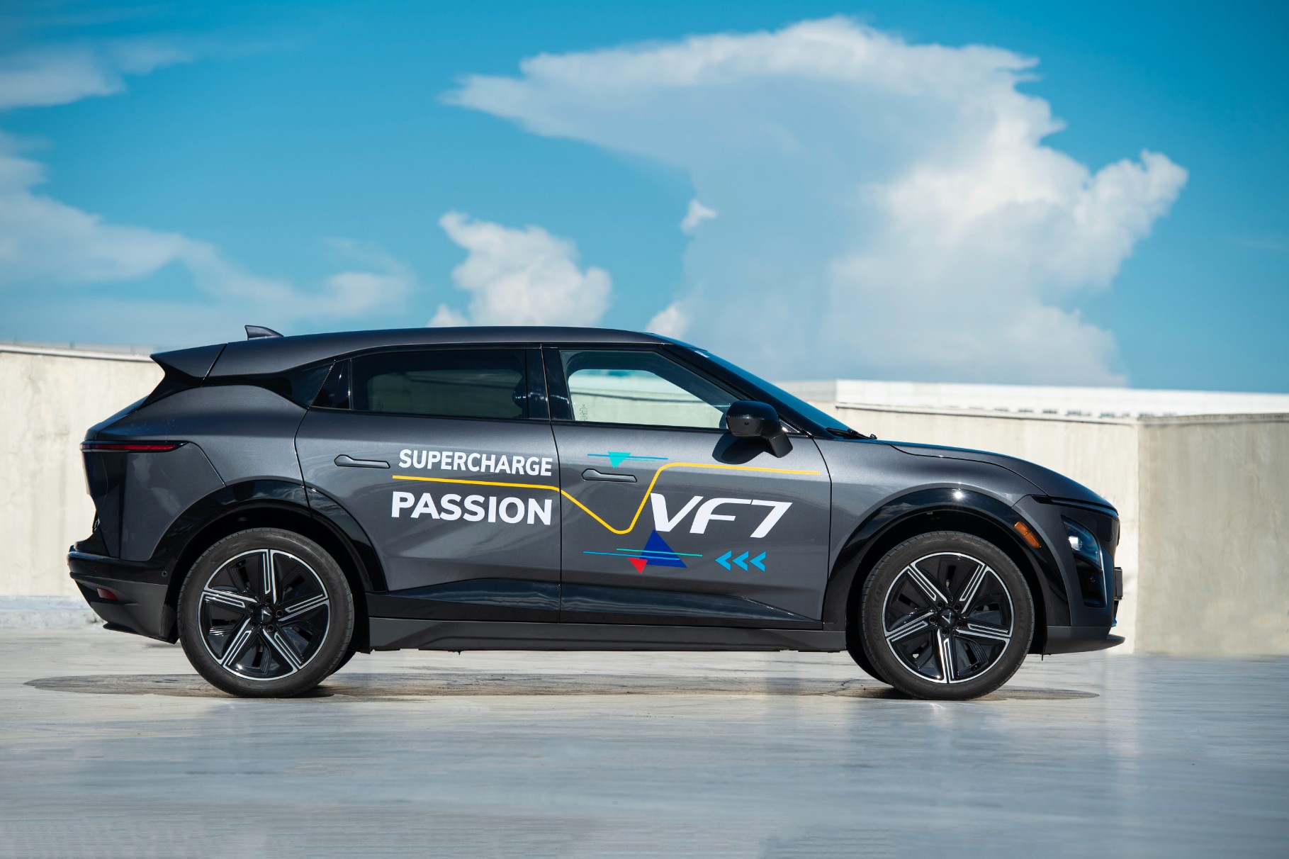 VinFast VF 7 right side view