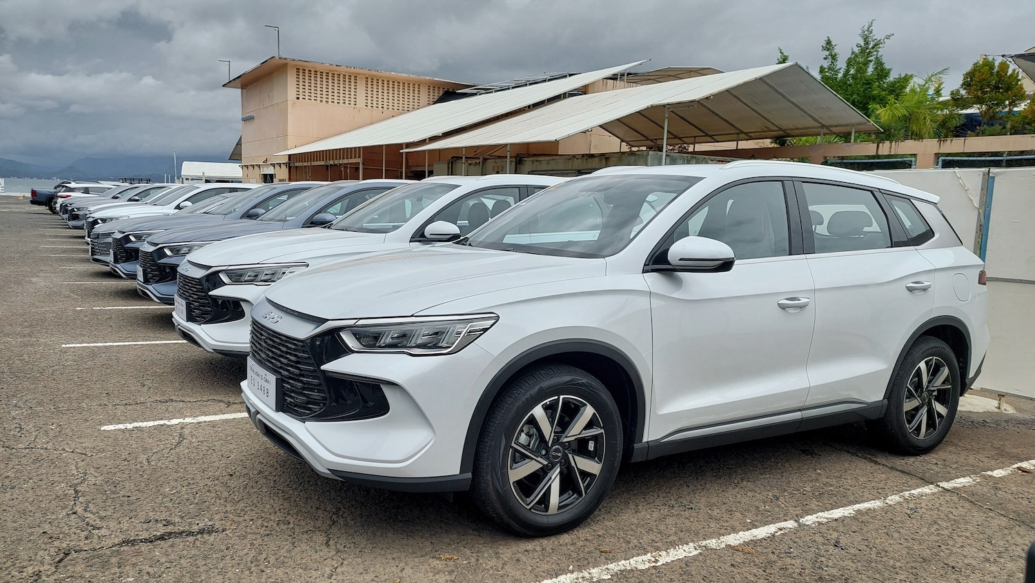 BYD Sealion 5 DM-i parking lot