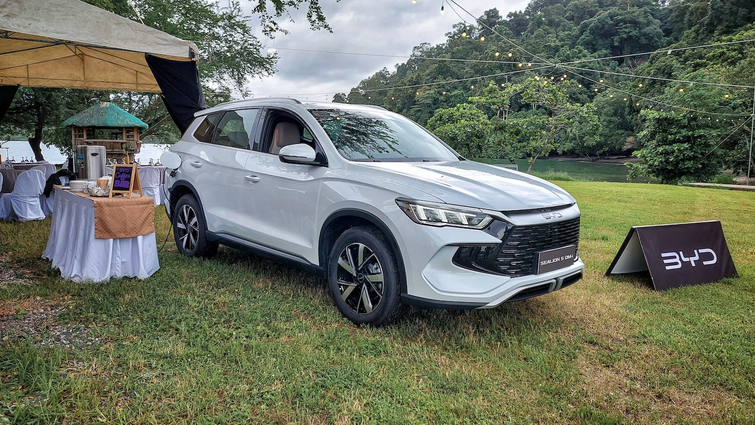 BYD Sealion 5 DM-i front quarter V2L static