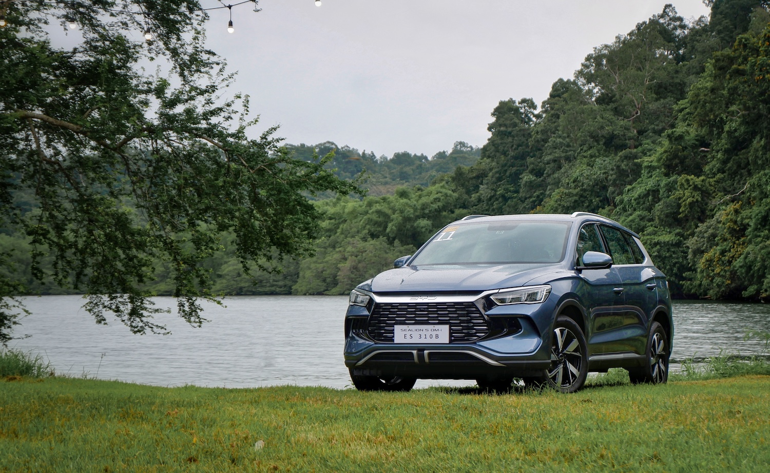 BYD Sealion 5 DM-i front quarter static