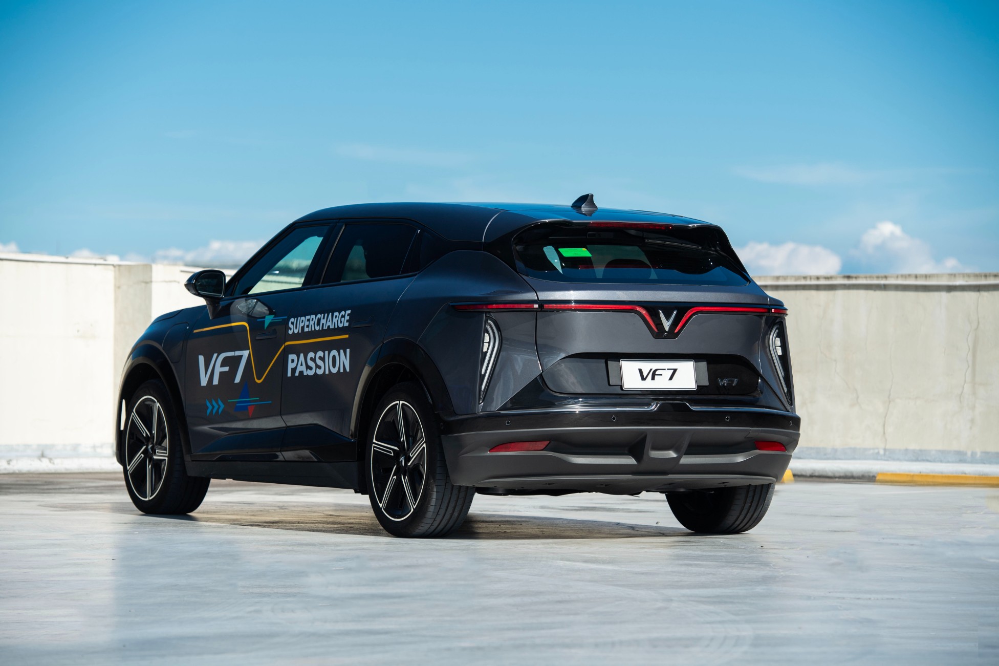 VinFast VF 7 rear left view