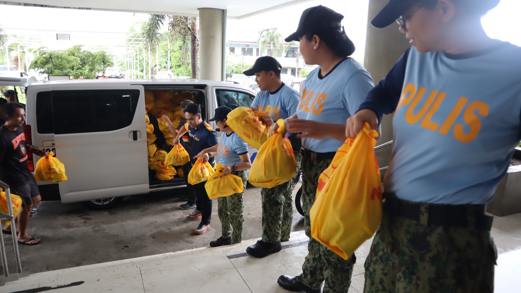 MPT South, LGU employees, and personnel of the Philippine National Police demonstrated “Bayanihan” for the displaced families in Kawit, Cavite