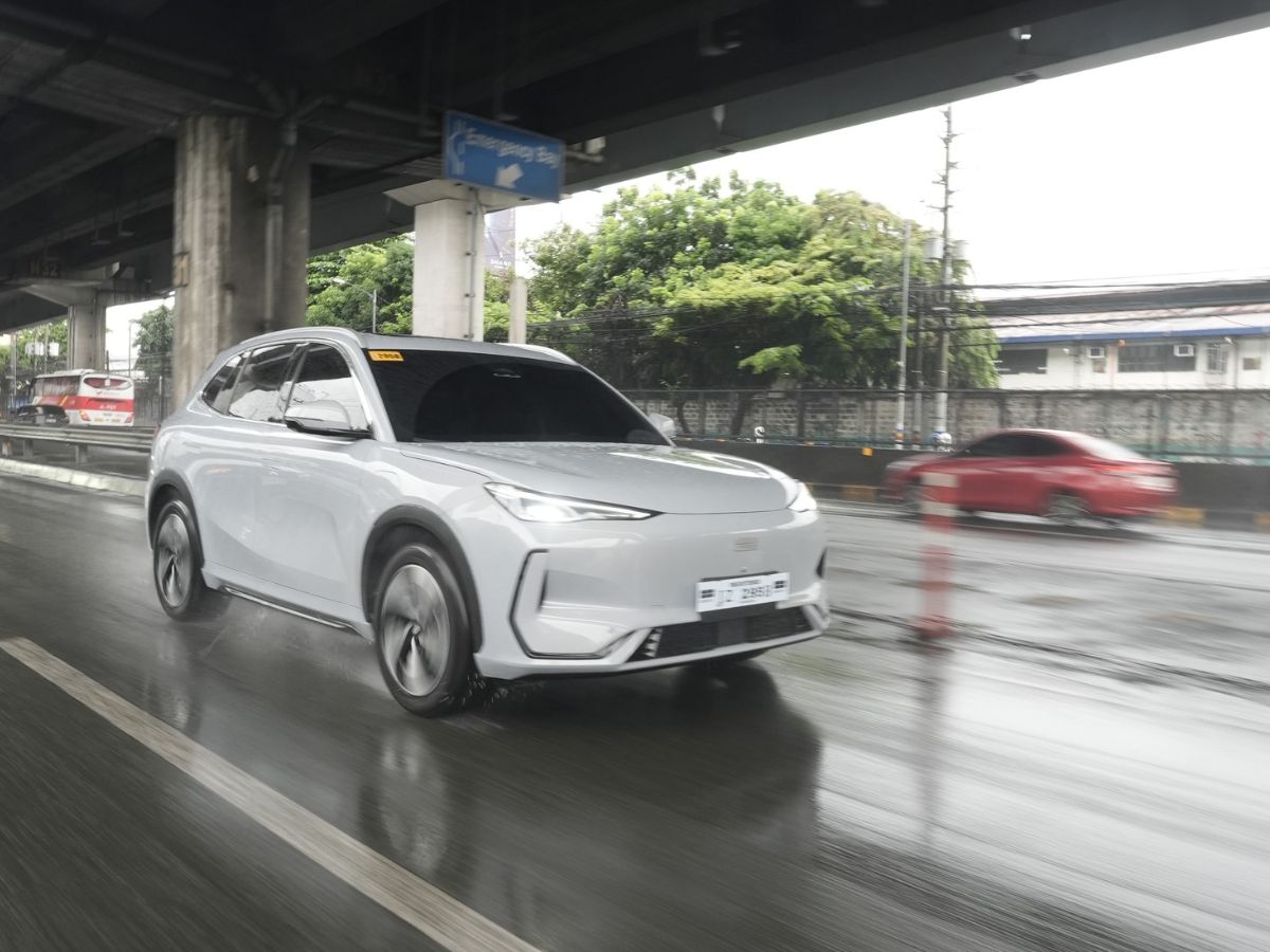 Geely EX5 EV at speed