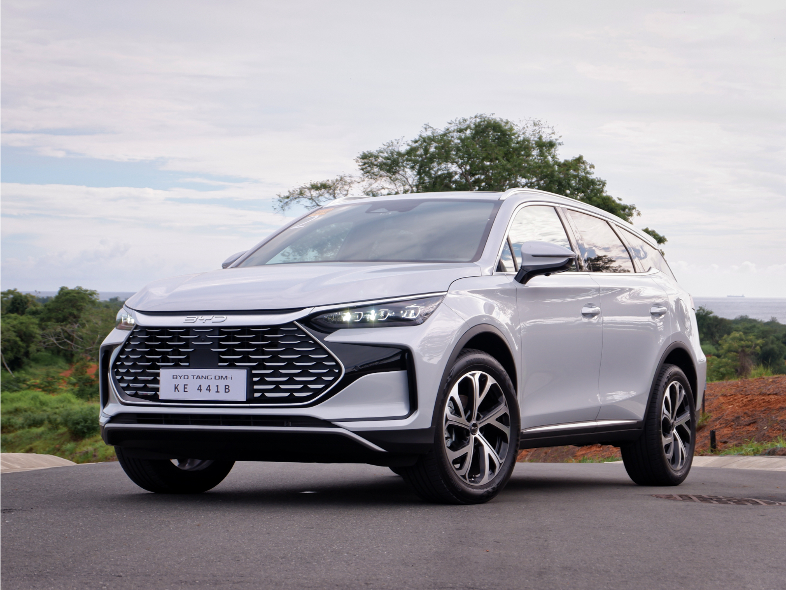 BYD Tang DM-i front quarter static