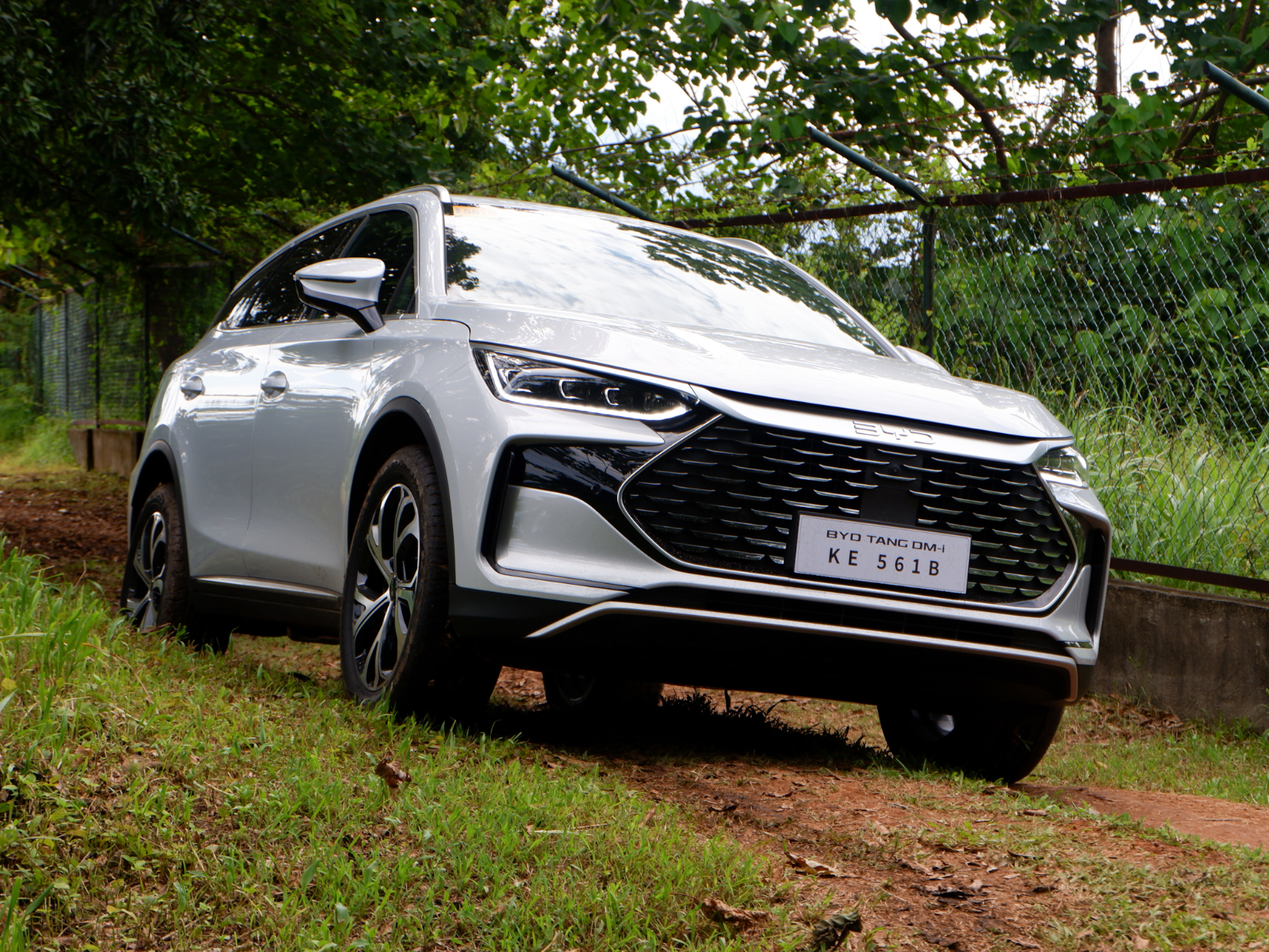 BYD Tang DM-i demonstrating the traction control mode function