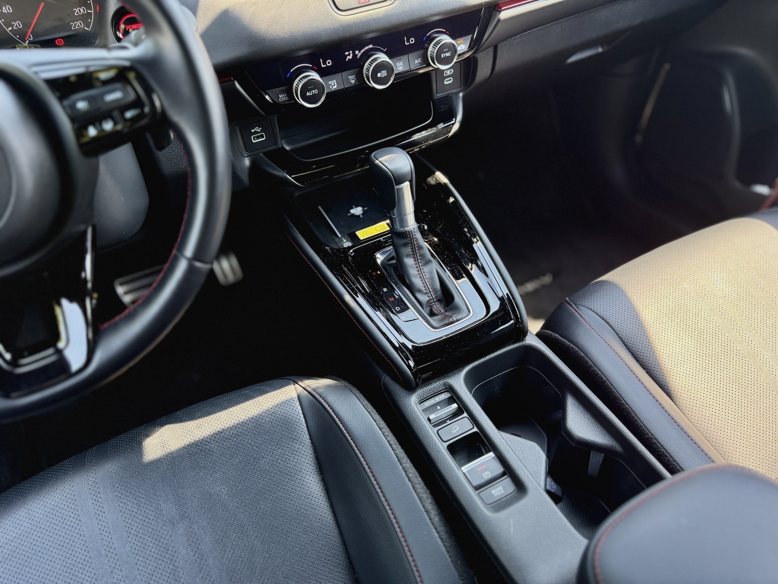 Honda HR-V Hybrid center console