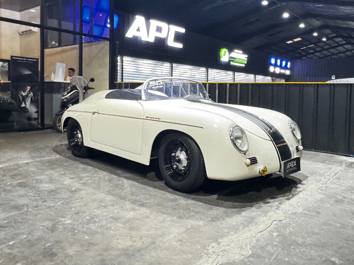 Classic Porsche 911 front right