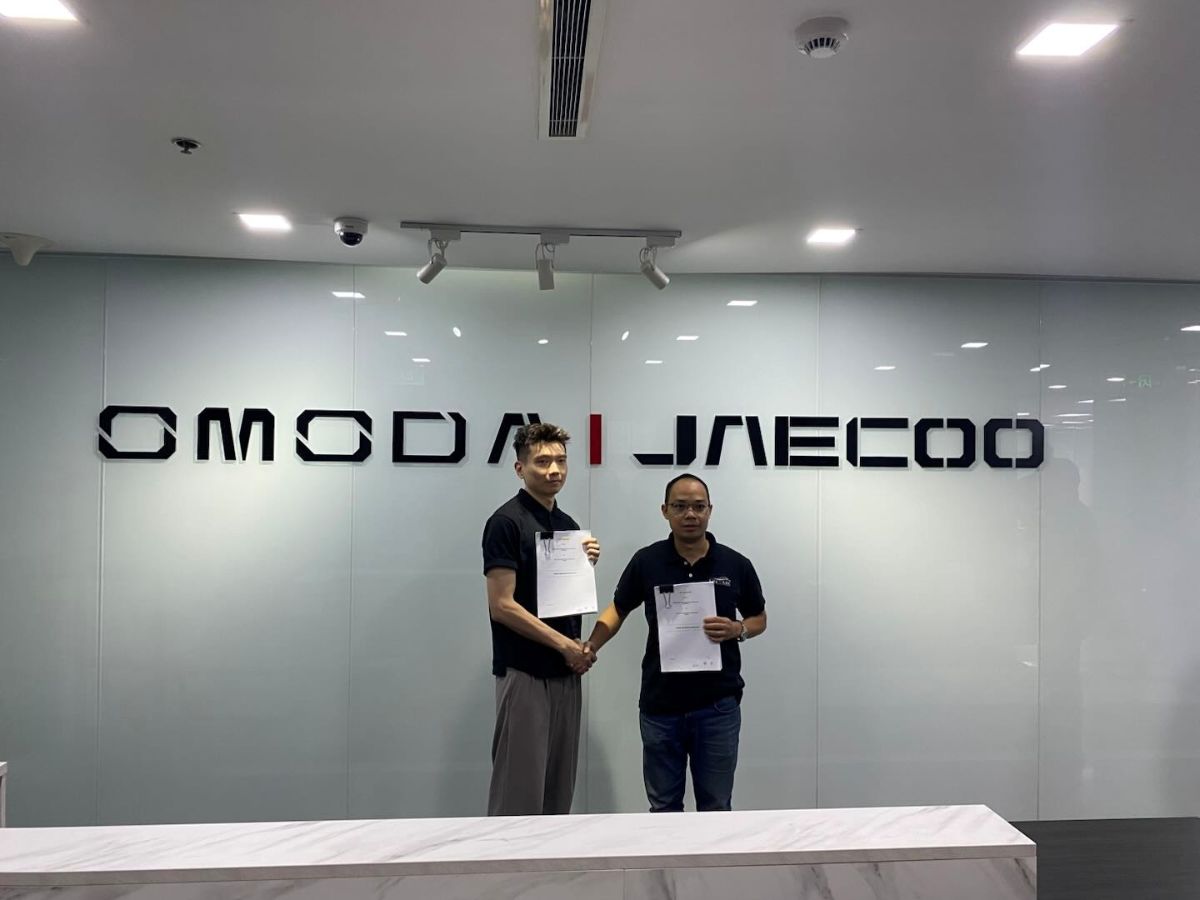 From left: Omoda and Jaecoo Motors Philippines Country Director Mr. Marc Zhang, and Lei Lei Auto Philippines President and CEO Mr. Nick Lliang