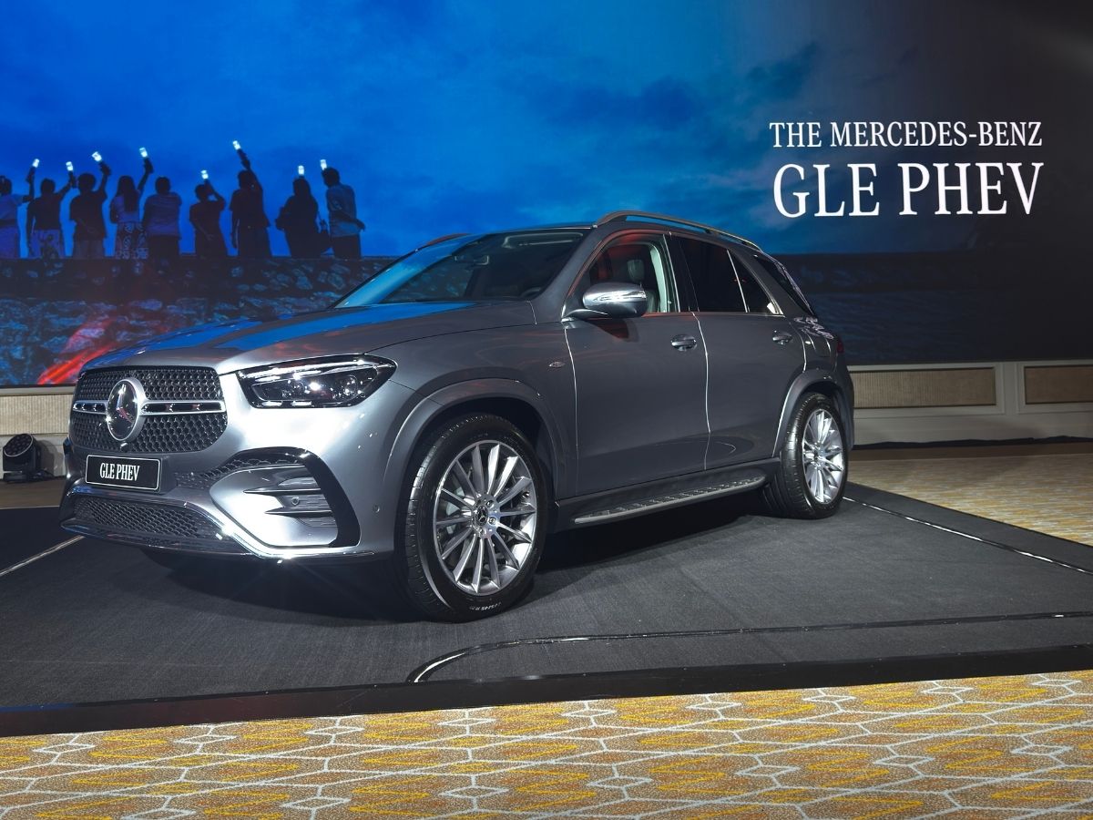 Mercedes-Benz GLE 400e in silver, front left quarter