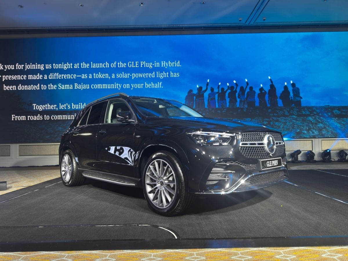 Mercedes-Benz GLE 400e in black, front right quarter