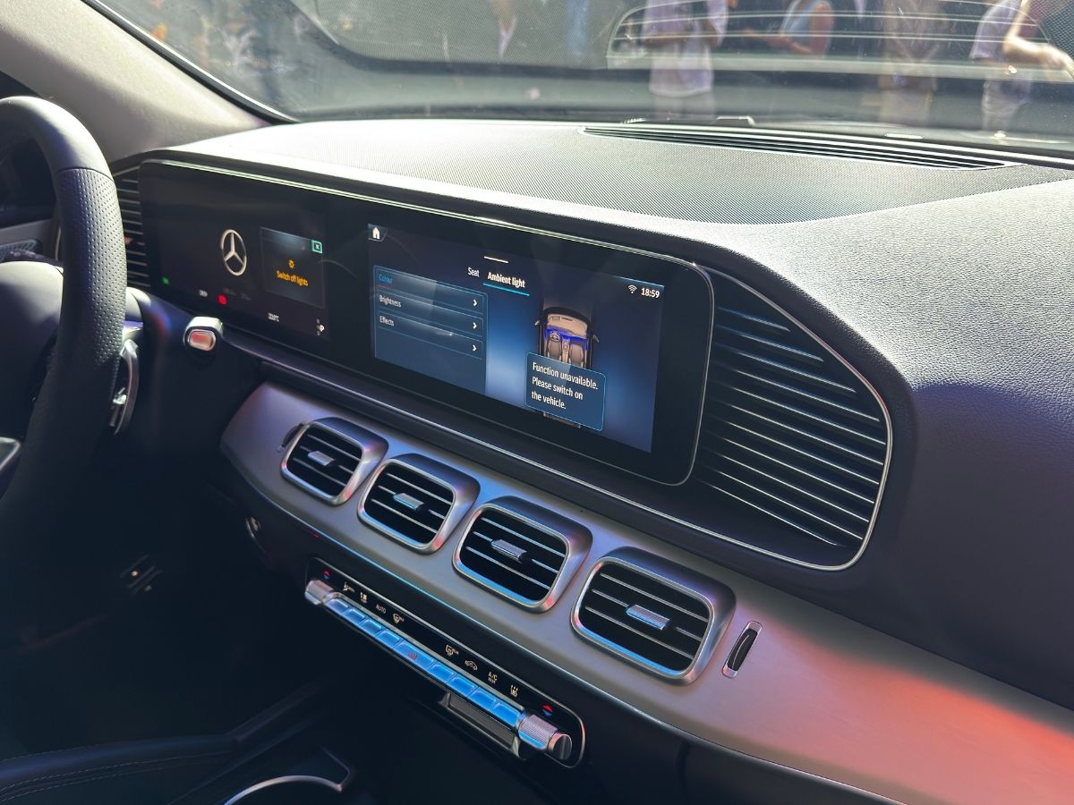 Mercedes-Benz GLE 400e MBUX system head unit