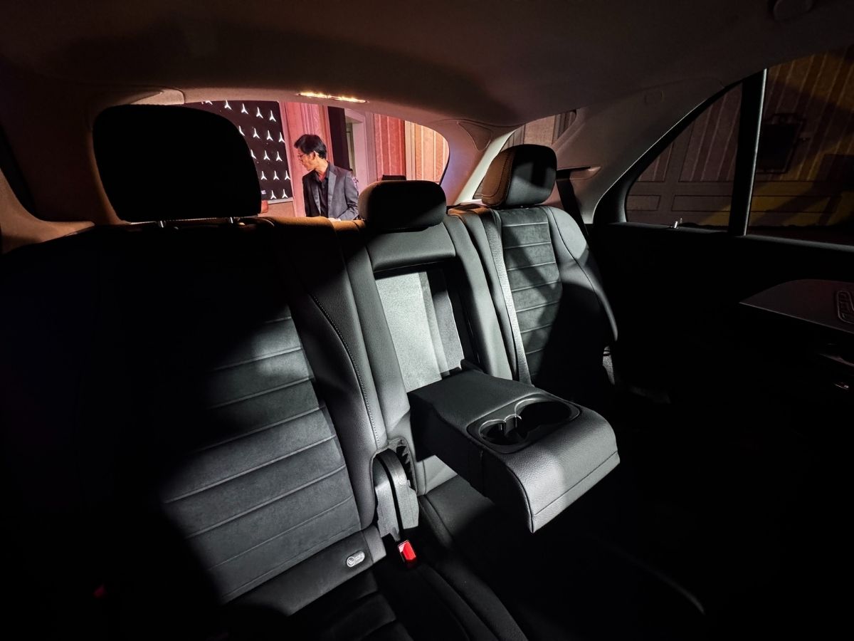 Mercedes-Benz GLE 400e rear seats, arm rest down to reveal cup holders