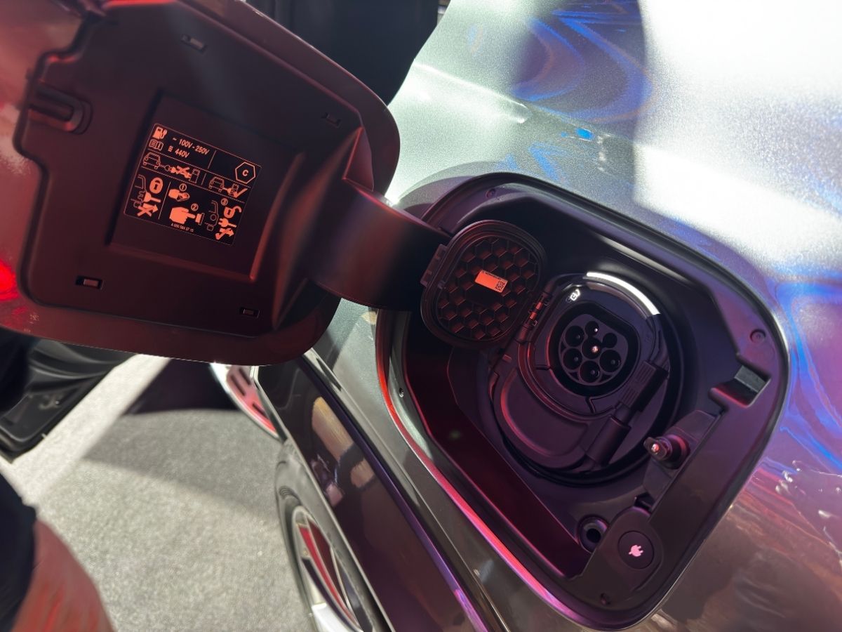 Mercedes-Benz GLE 400e charging port