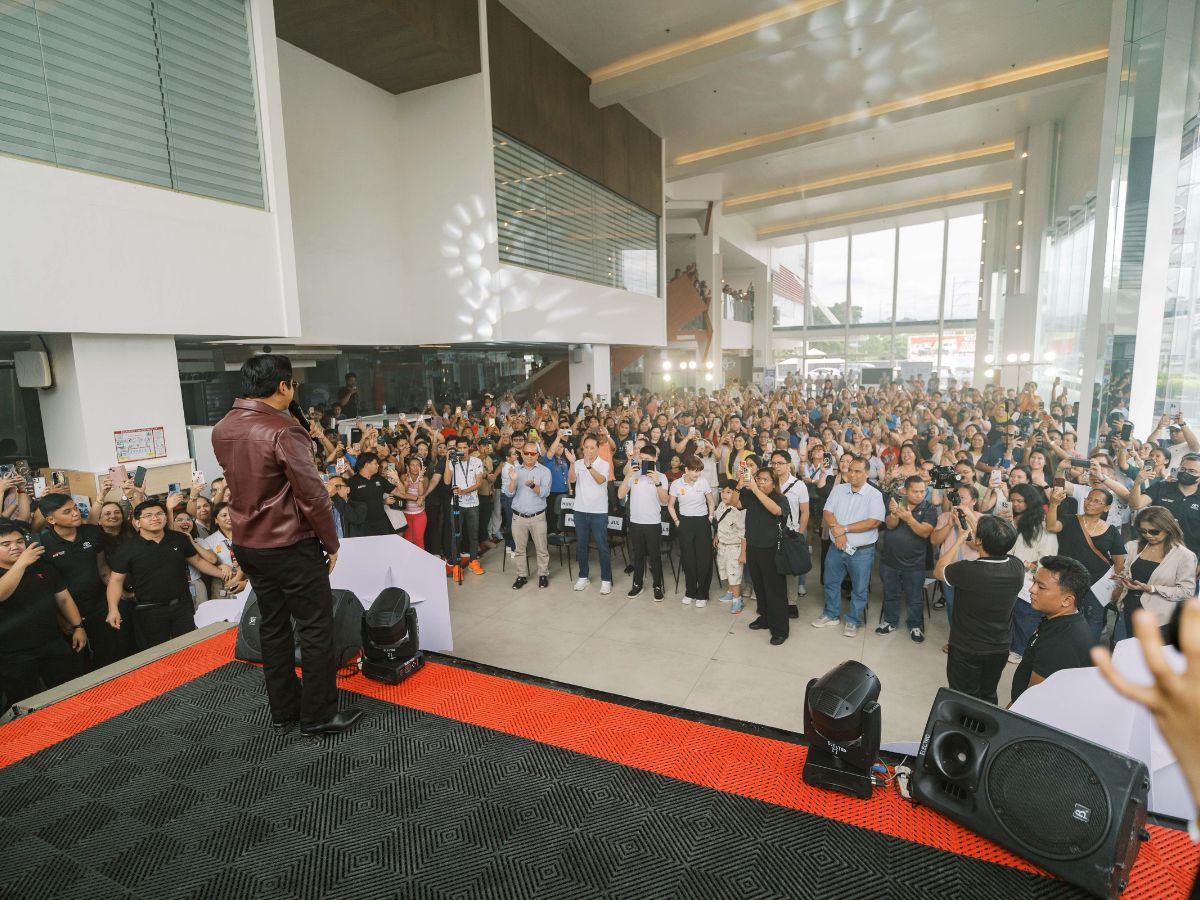 Coco Martin draws crowds at the Toyota Tamaraw caravan event