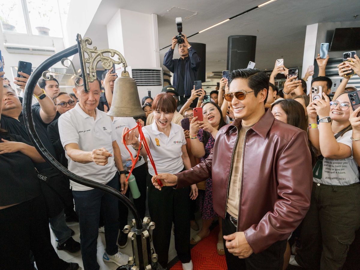 Coco Martin draws crowds at the Toyota Tamaraw caravan event