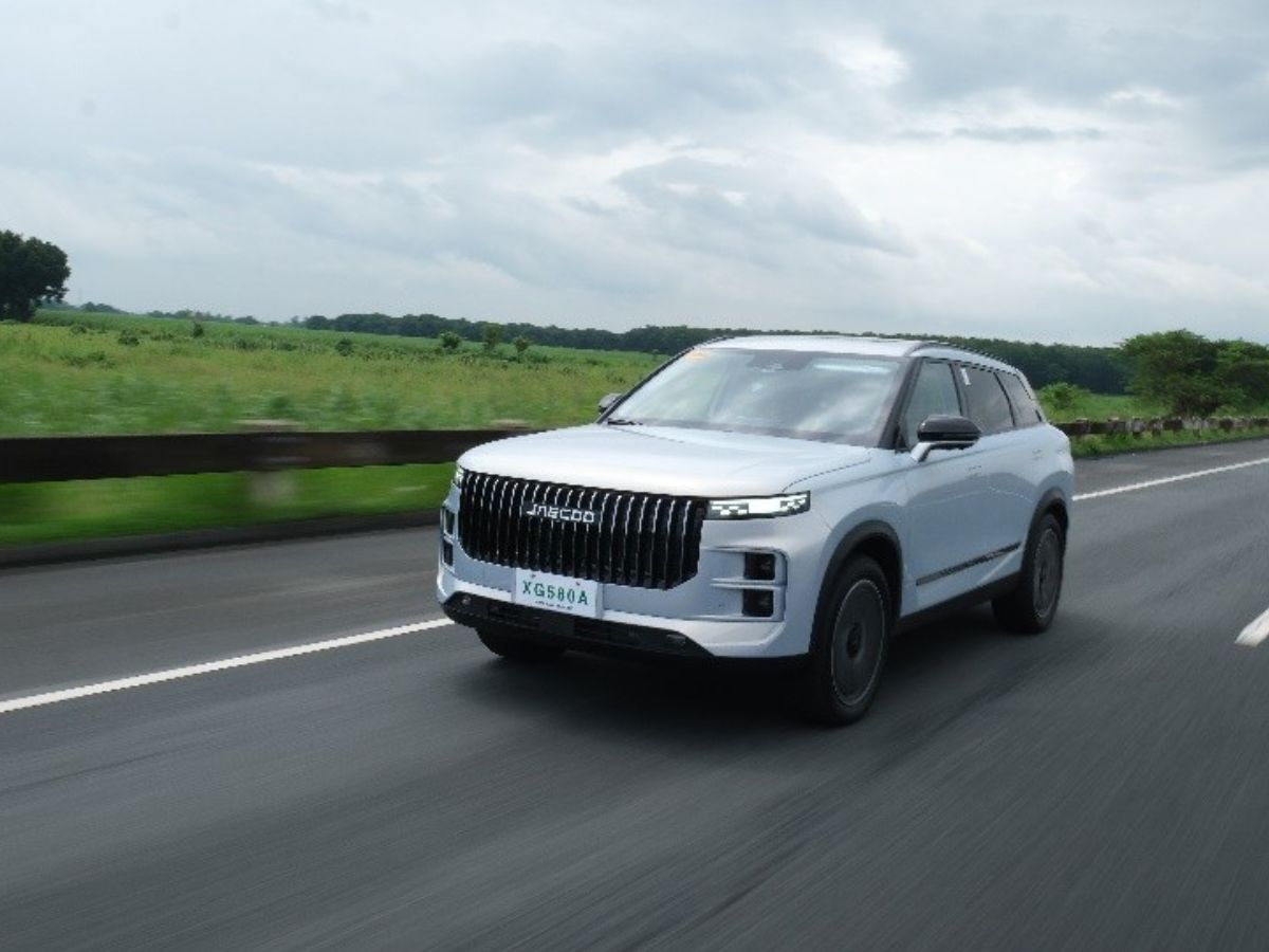 Jaecoo J7 SHS at speed