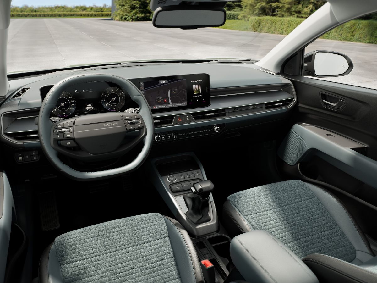 Refreshed Kia Stonic front cabin with new infotainment 