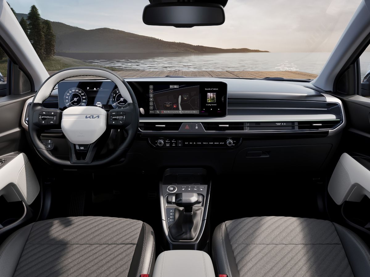 Refreshed Kia Stonic hybridinterior front with new infotainment system