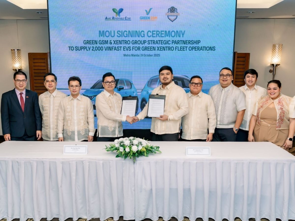 Representatives of the Vietnamese government, Philippine local authorities, GSM, and Xentro Group at the MOU signing ceremony on the supply of 2,000 VinFast EVs to operate the Green Xentro fleet.