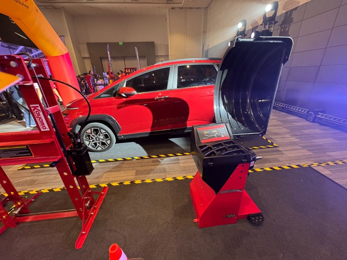 Shell Helix Past Track Auto Workshop Business Summit modern car repair tools and equipement