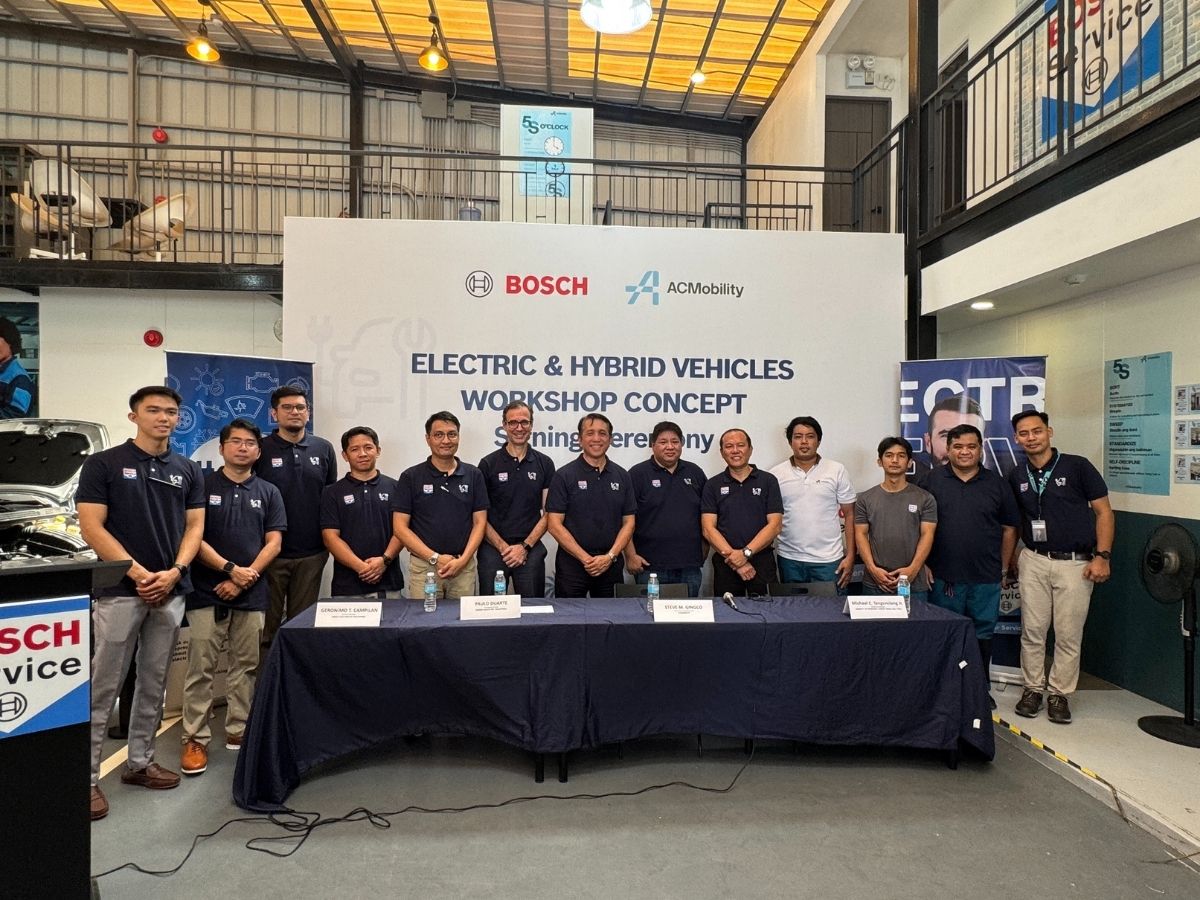 Bosch and ACMobility team with technicians