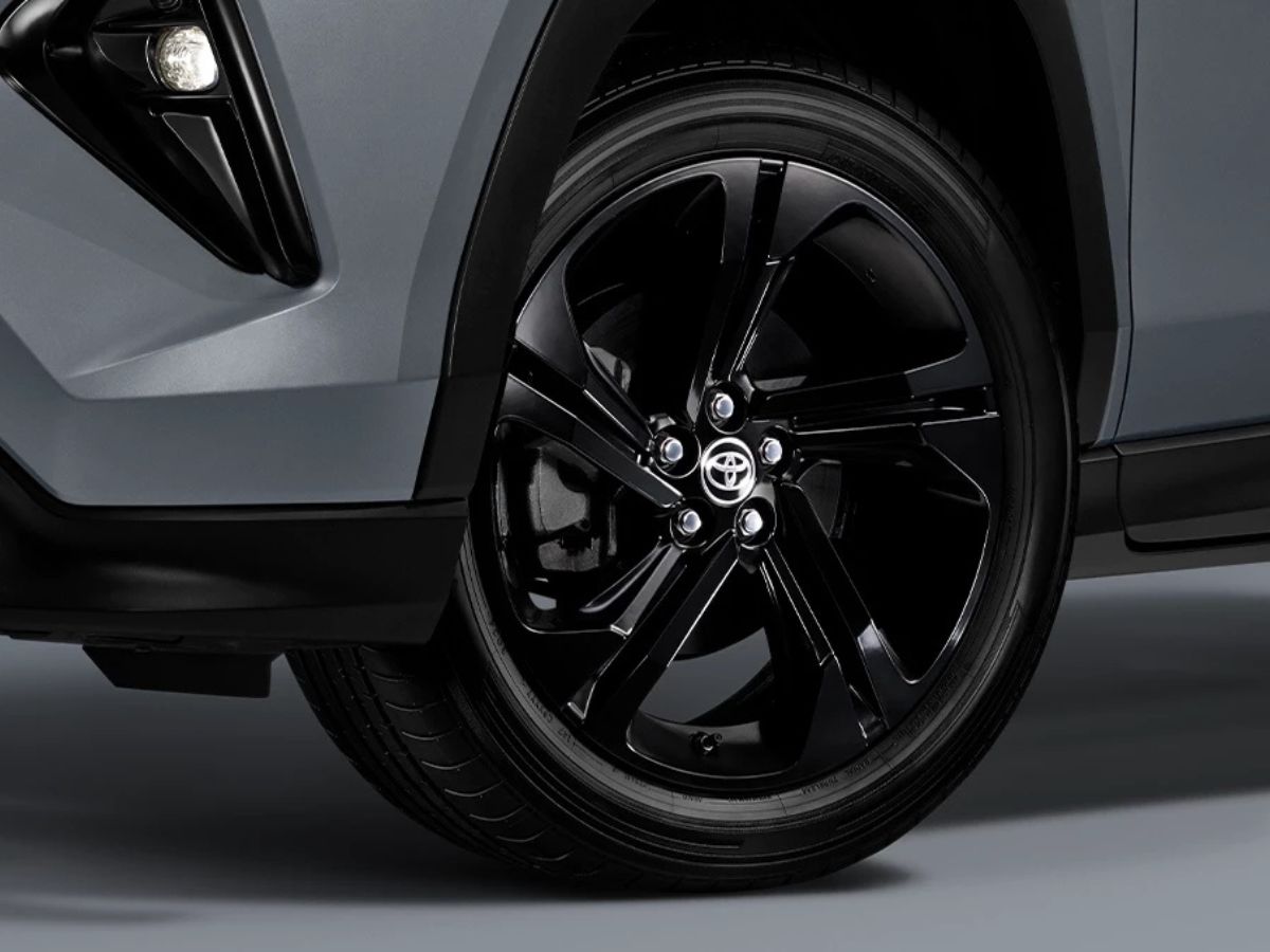 Toyota Yaris Cross Nightshade black alloy wheel