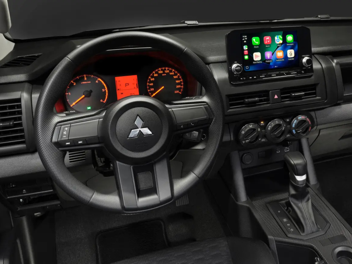 Mitsubishi Triton GX 2WD A/T interior