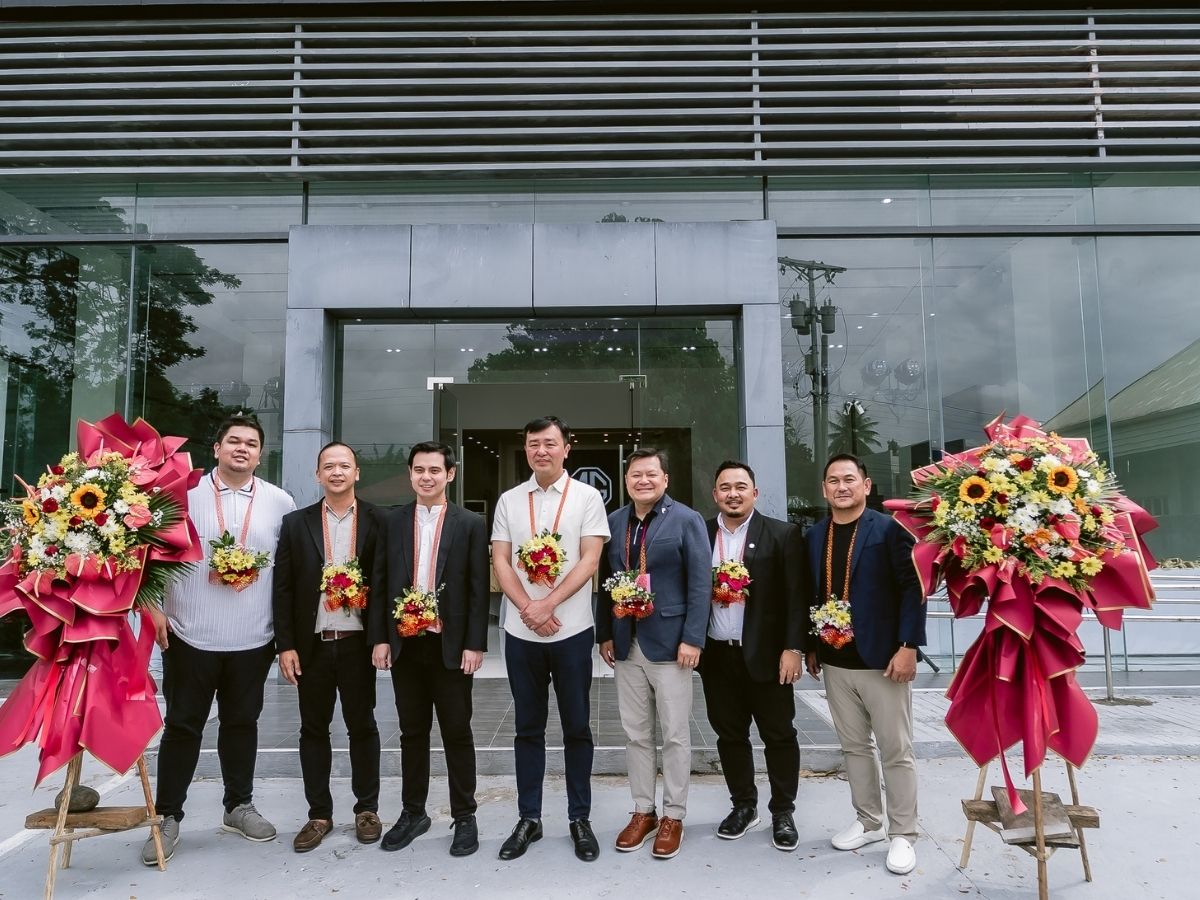 MG Dumaguete facade with MG and Gateway officials