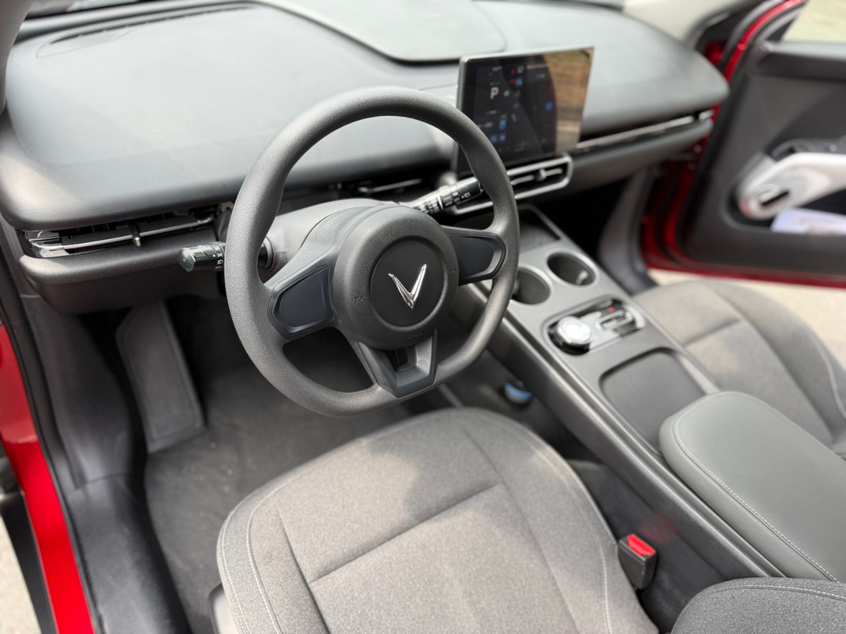 VinFast Limo Green_11