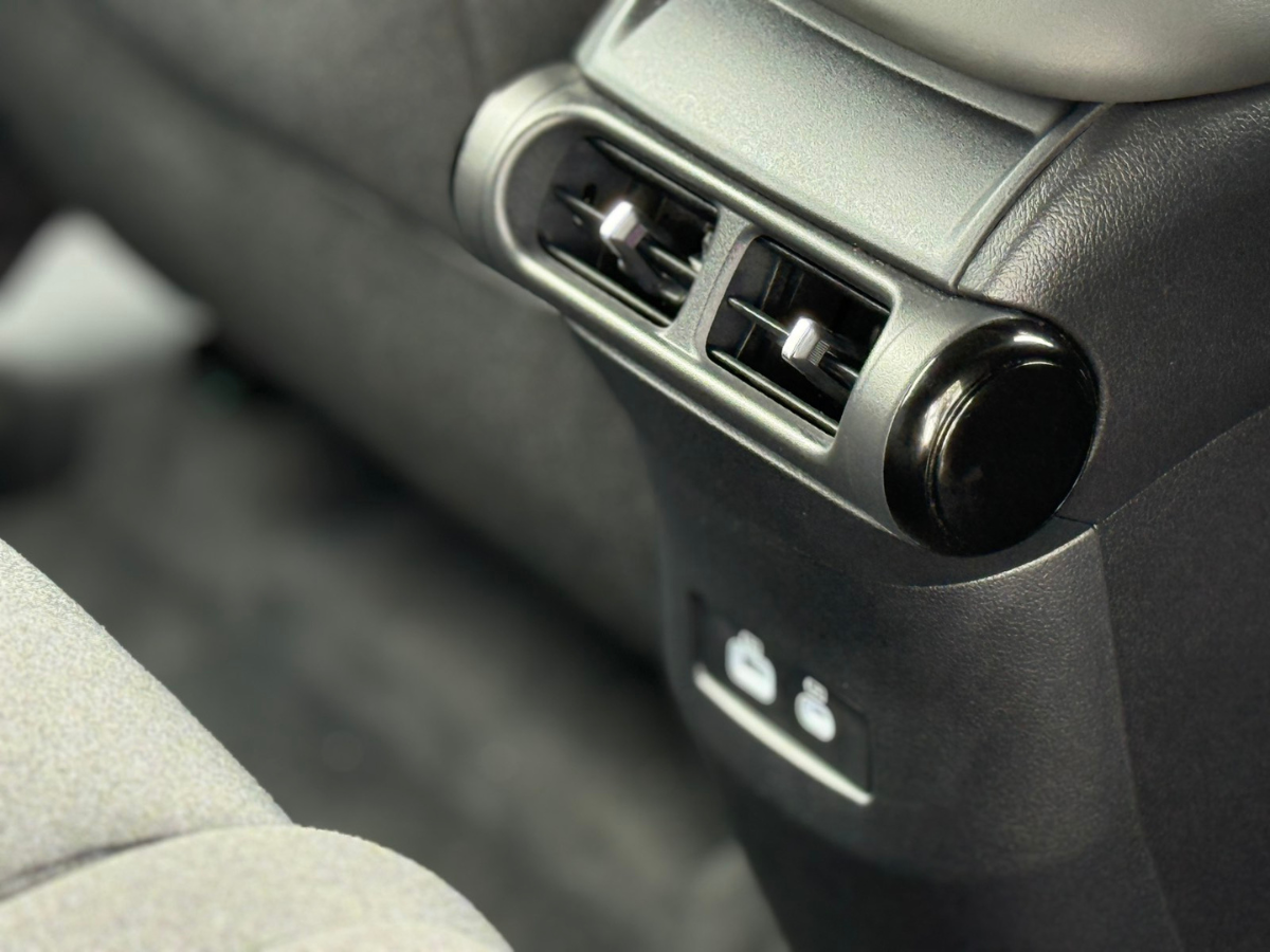 VinFast Limo Green_9