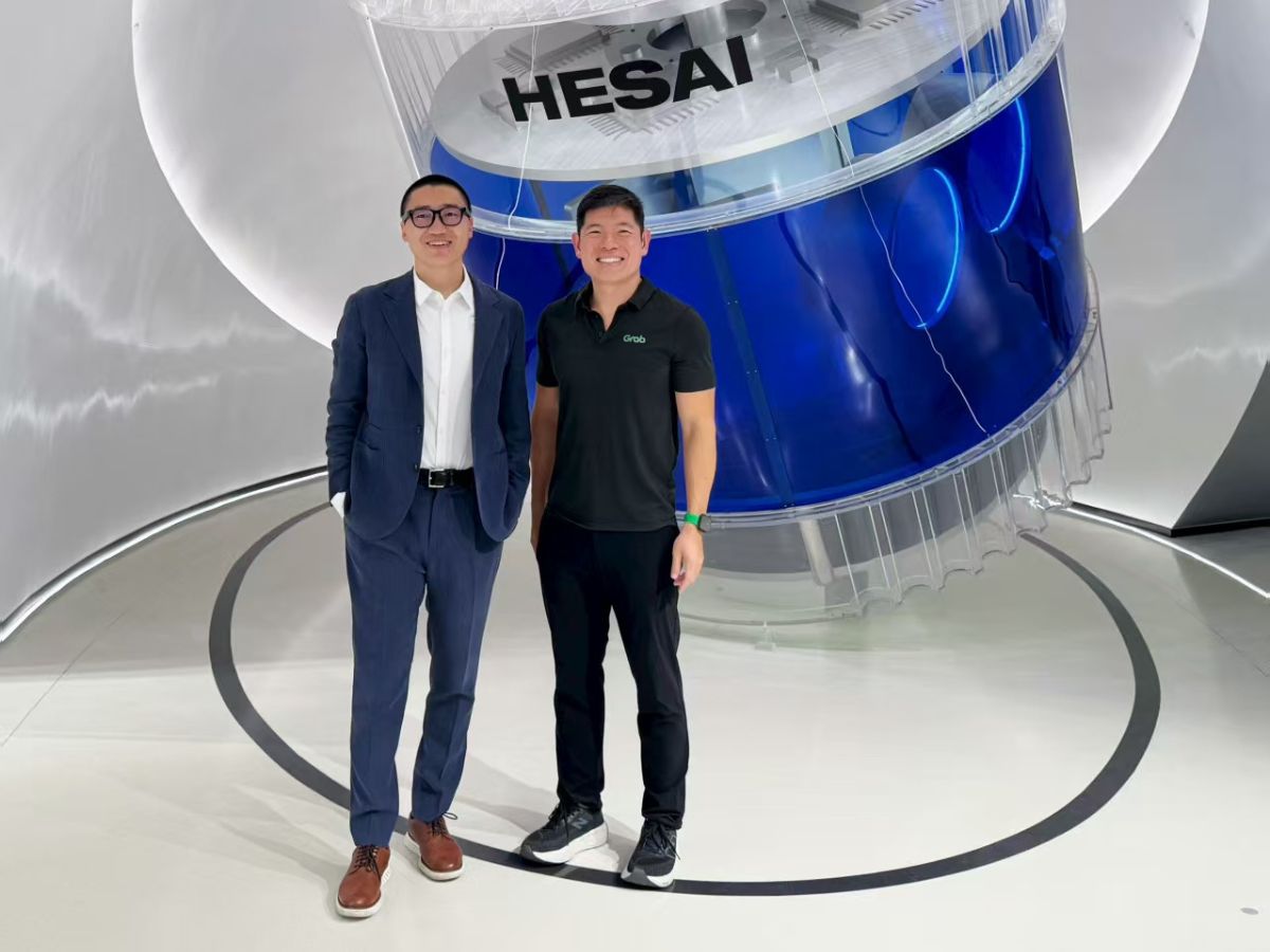 From left: Hesai CEO and Co-founder David Li hosts Grab Group CEO and Co-founder Anthony Tan during a visit to Hesai’s Maxwell R&D and Manufacturing Center.