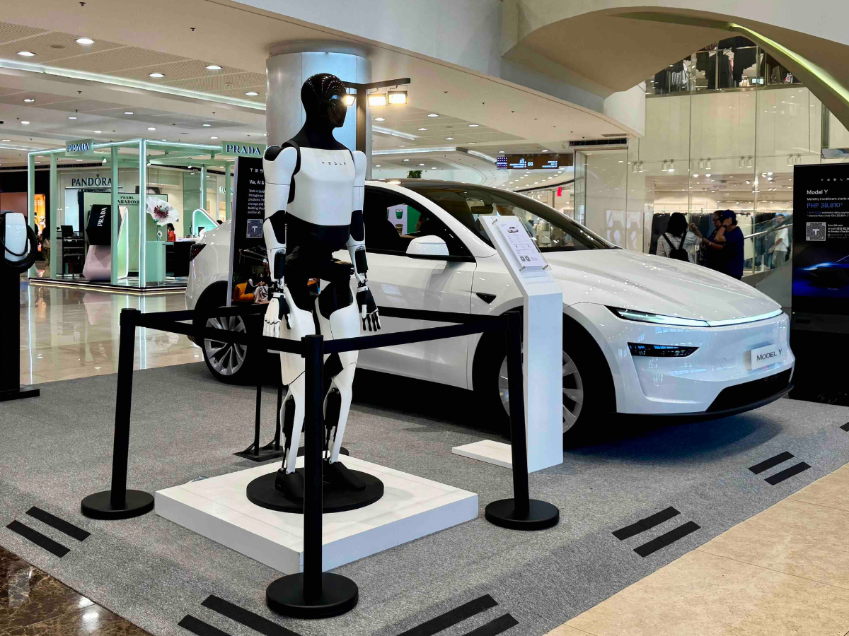 Tesla Optimus at SM Megamall