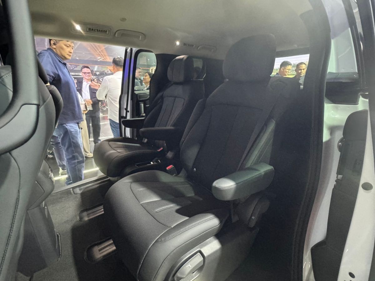 BYD eMax 9 second-row seats