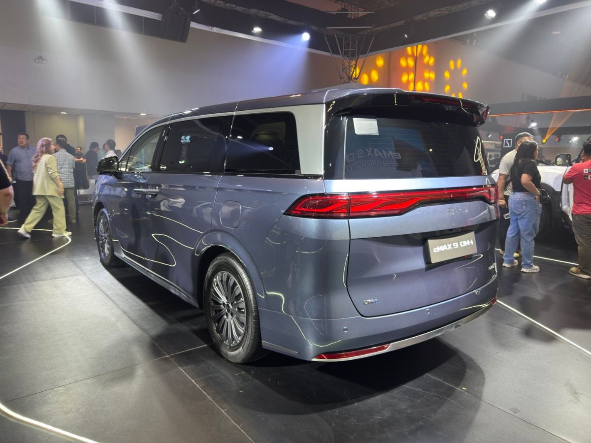 BYD eMax 9 rear left