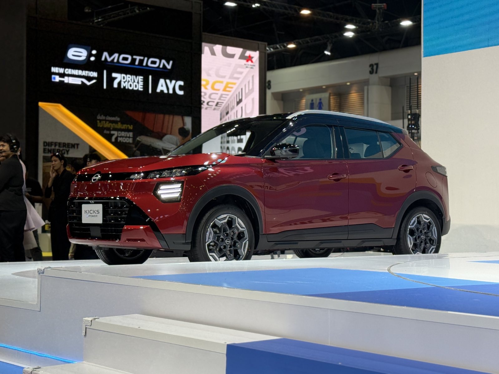 Updated Nissan Kicks e-POWER front left