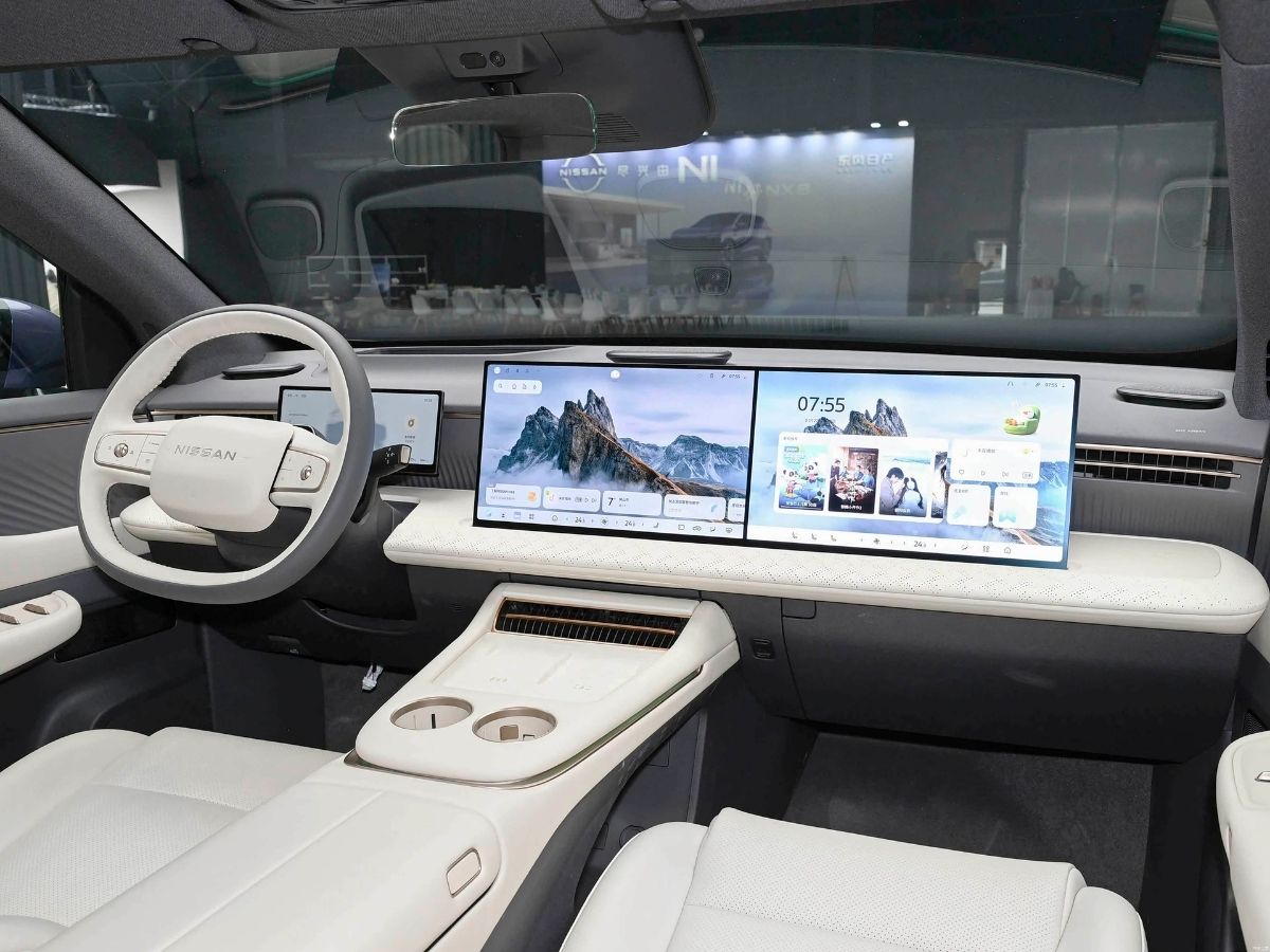 Nissan NX8 front cabin