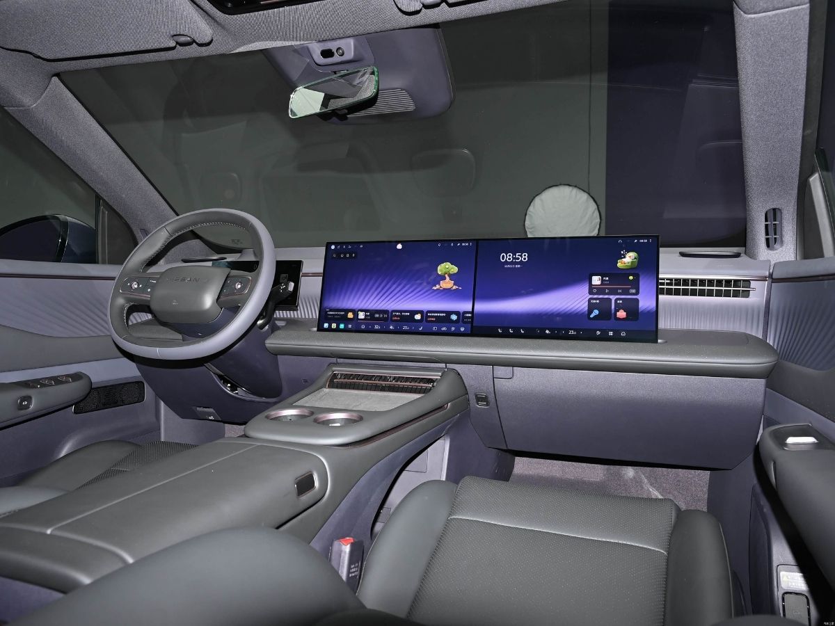 Nissan NX8 front cabin