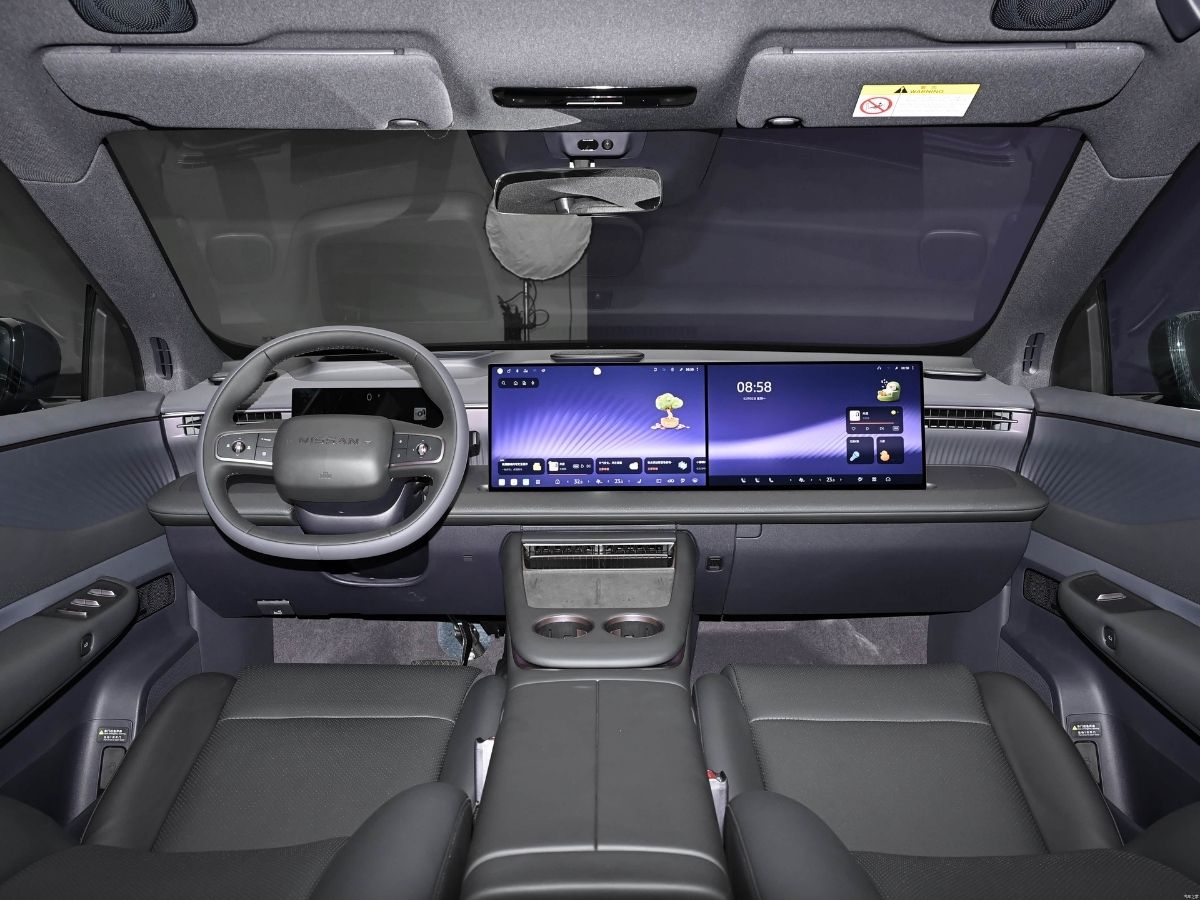 Nissan NX8 front cabin