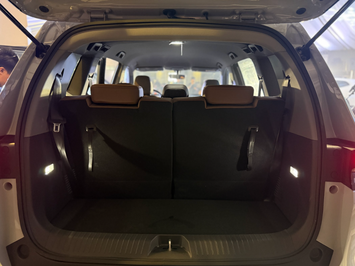 VinFast VF MPV 7_4