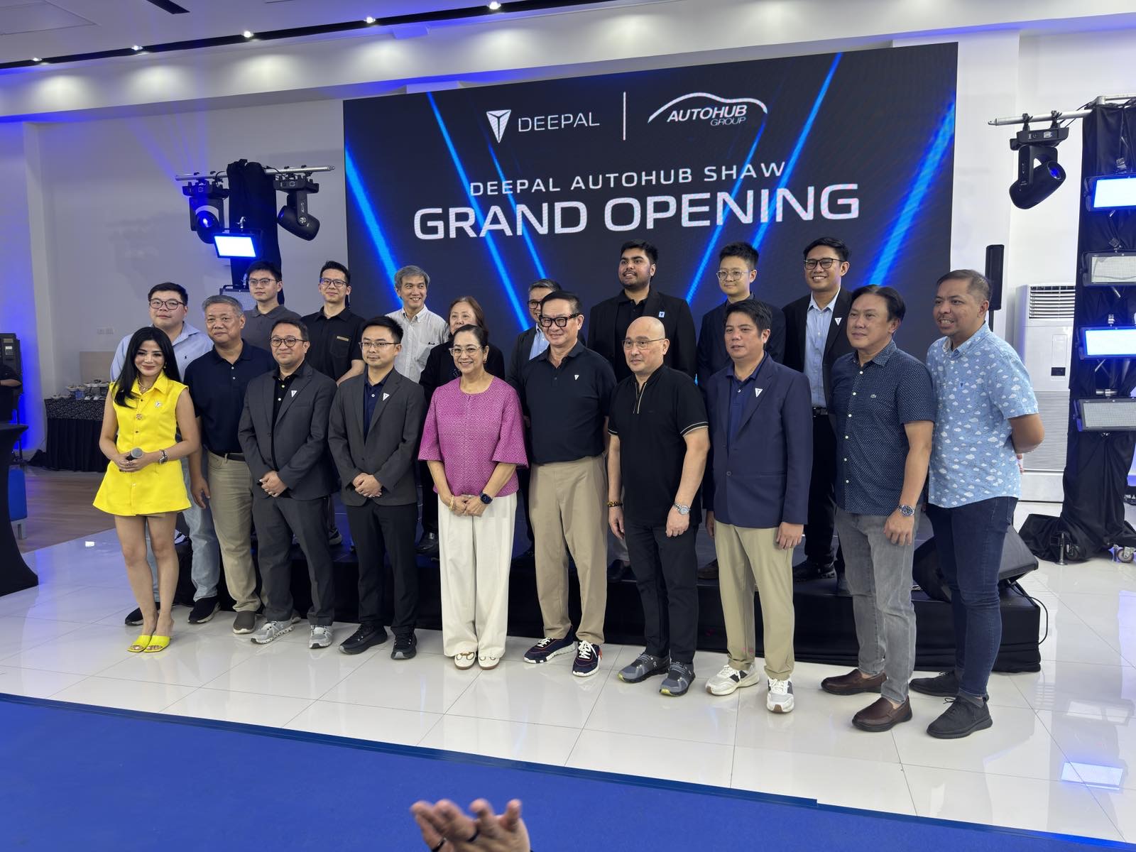 Deepal Autohub Shaw group photo op