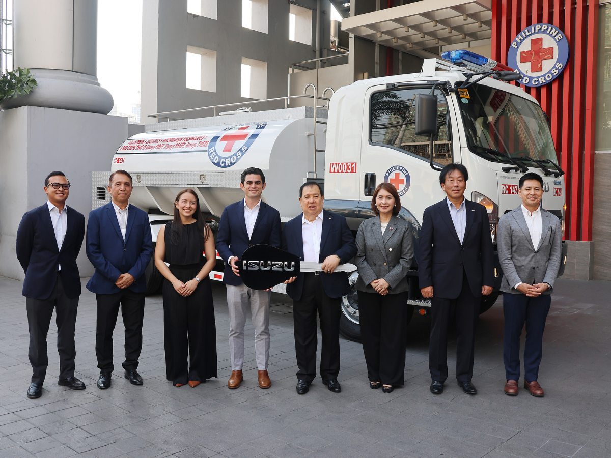 From left: Mr. James Quentin Gordon ACMobility Strategy Manager, Mr. Steve Gingco IDI Auto Care and Retail Head, Ms. Dana Uson Head of Strategy of AC Mobility, Mr. Jaime Alfonso Zobel de Ayala - President & CEO of AC Mobility, Chairman Richard Gordon, Philippine Red Cross Chairman & CEO, Dr. Gwendolyn Pang Philippine Red Cross Secretary General, Mr. Mikio Tsukui, IPC President and Mr. Yasuhiko Oyama IPC Executive Vice President