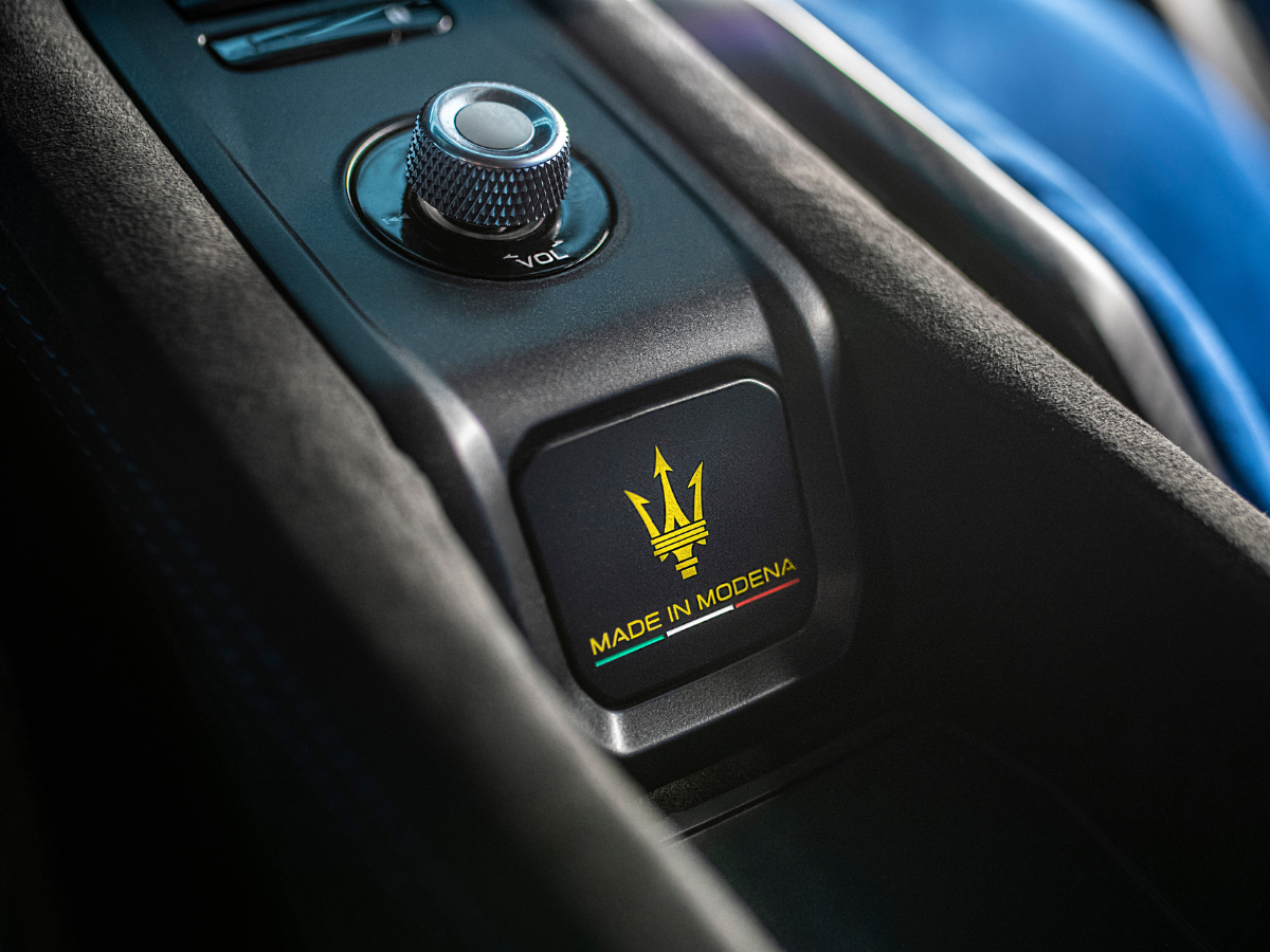 Maserati GT2 Stradale center control