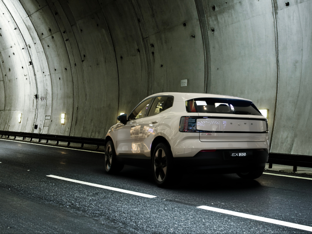 Volvo EX30 rear left, driving in a tunnel