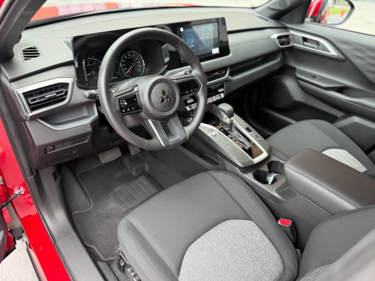 Mitsubishi XForce GLX_2