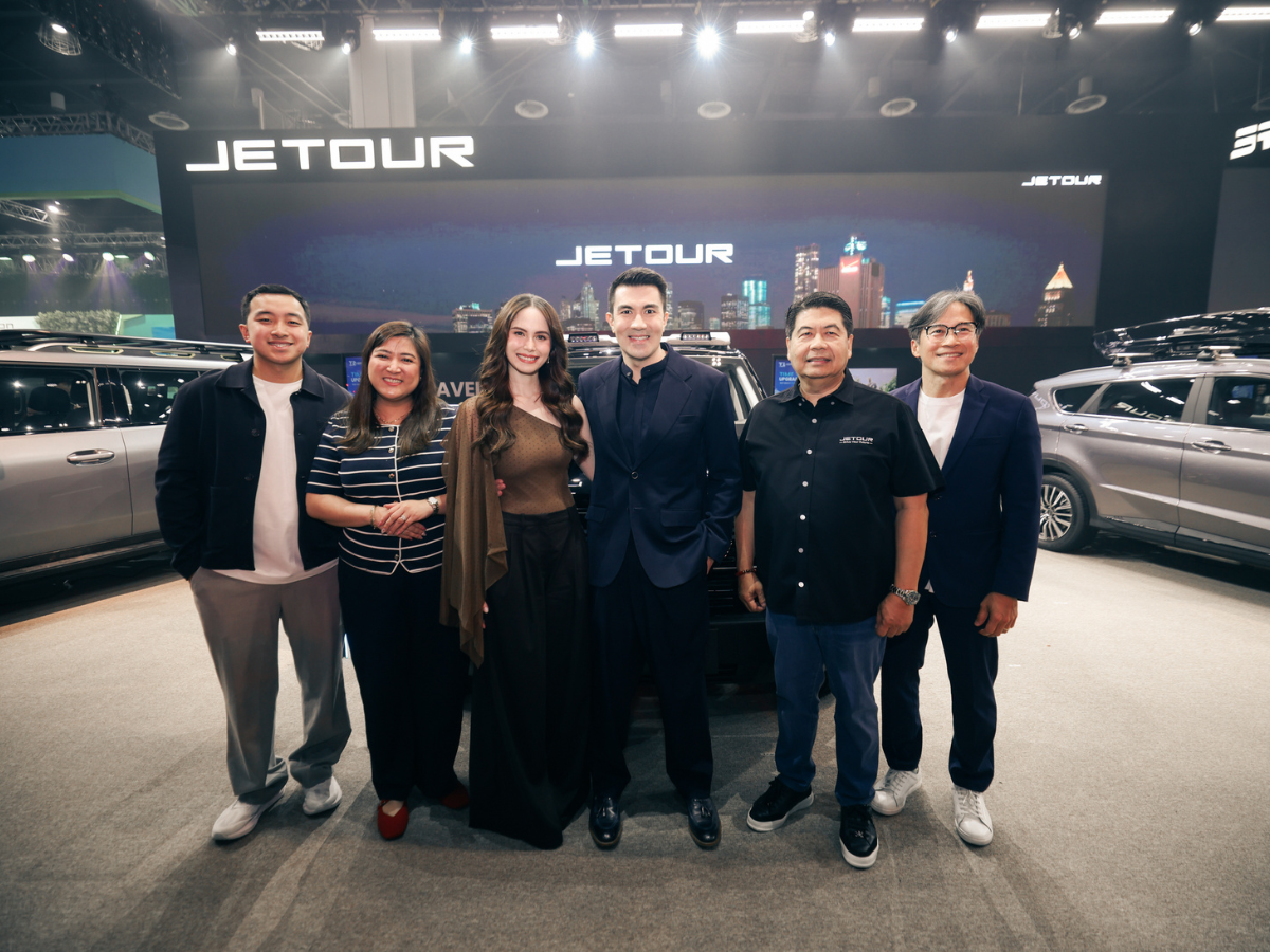 From left: Mr. Timothy Sytin, Executive Director – JETOUR Auto Philippines, Ms. Cherry May De Los Santos, Marketing Director – JETOUR Auto Philippines, Ms. Jessy Mendiola-Manzano & Mr. Luis Manzano, Ambassadors – JETOUR Auto Philippines, Mr. Miguelito Jose, Managing Director – JETOUR Auto Philippines, Mr. Kenneth Sytin, Vice Chairman – UAAGI Auto Group