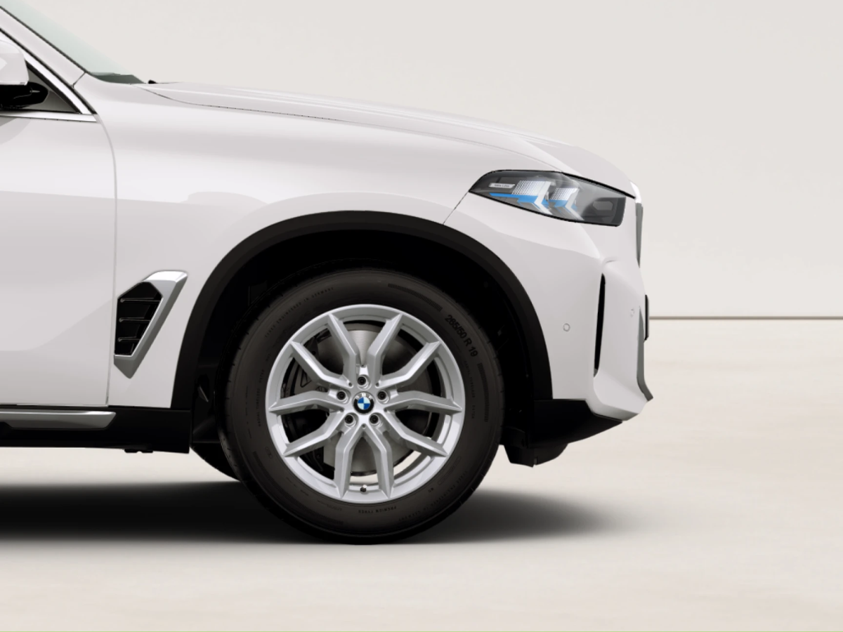 BMW X5 xDrive50e xLine Plug-in Hybrid Electric Vehicle (PHEV) front fender, right side