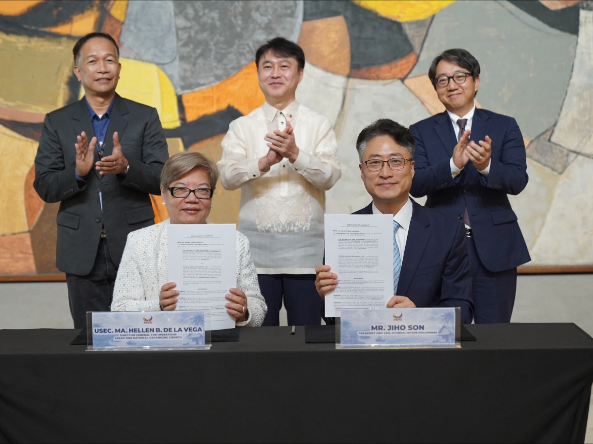 From left: (2nd row, standing): MGen. Potenciano Camba (ASEC. Head of Operations, ASEAN National Organizing Council), H.E. Sang-Hwa Lee (Ambassador of the Republic of Korea to the Republic of the Philippines), Dong Jo Kim (HMG Senior Vice President for Global Policy Office); L-R (1st row, seated): Undersecretary Ma. Hellen Dela Vega (Director-General of the ASEAN NOC) and Jiho Son (President, Hyundai Motor Philippines)