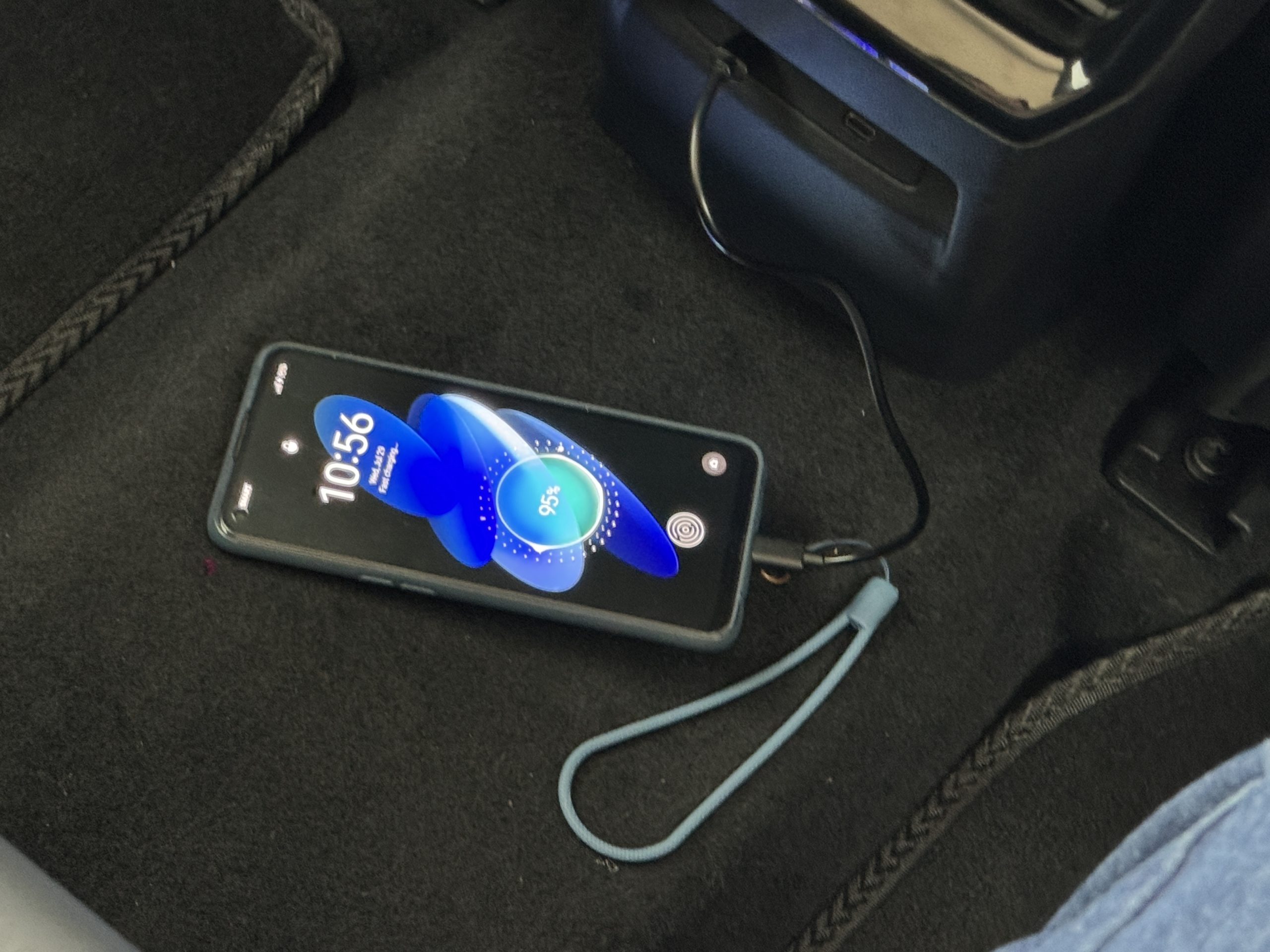 MG HS Hybrid+ device charging, no storage cubby for charging devices