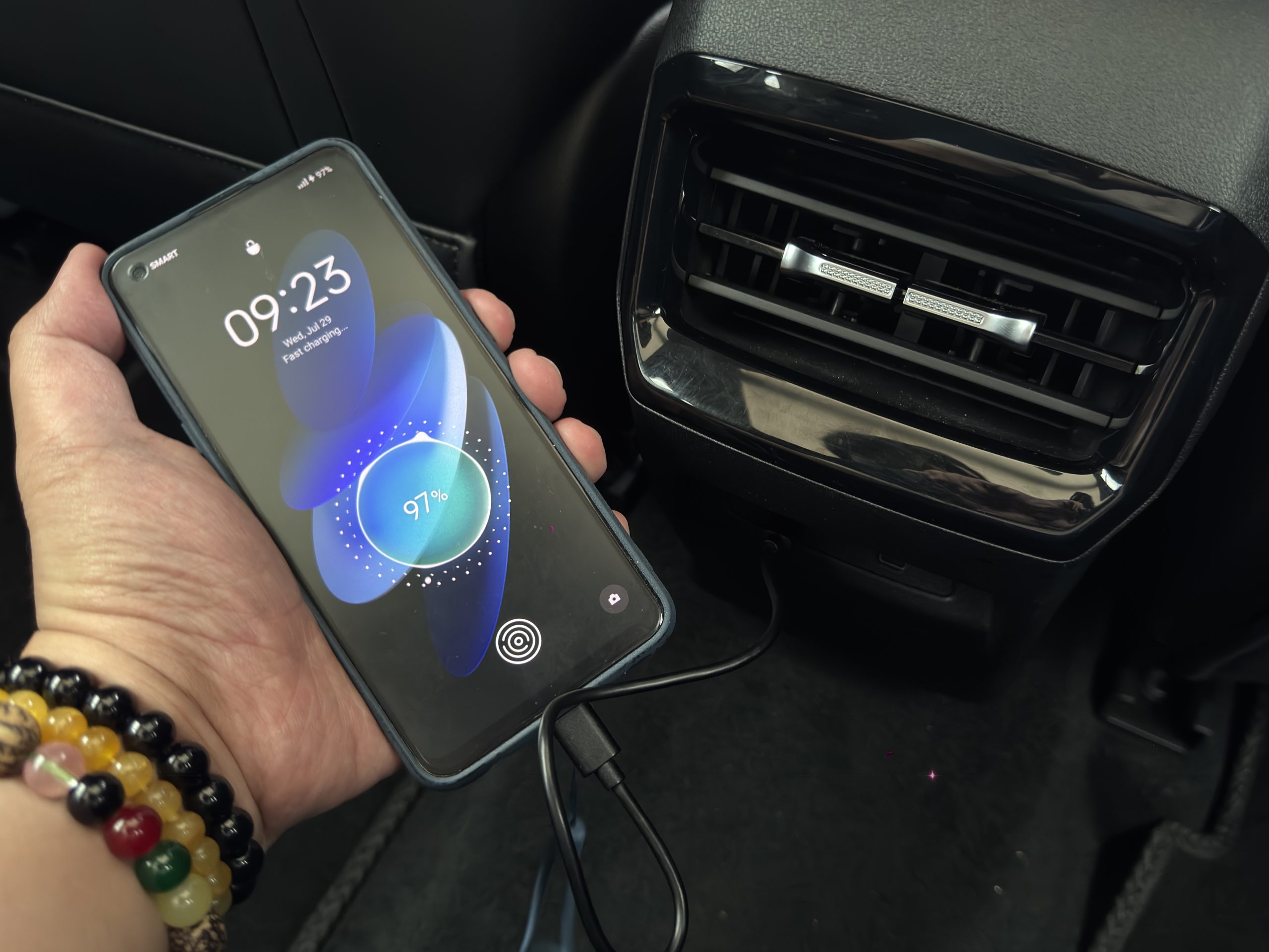 MG HS Hybrid+ device charging capability