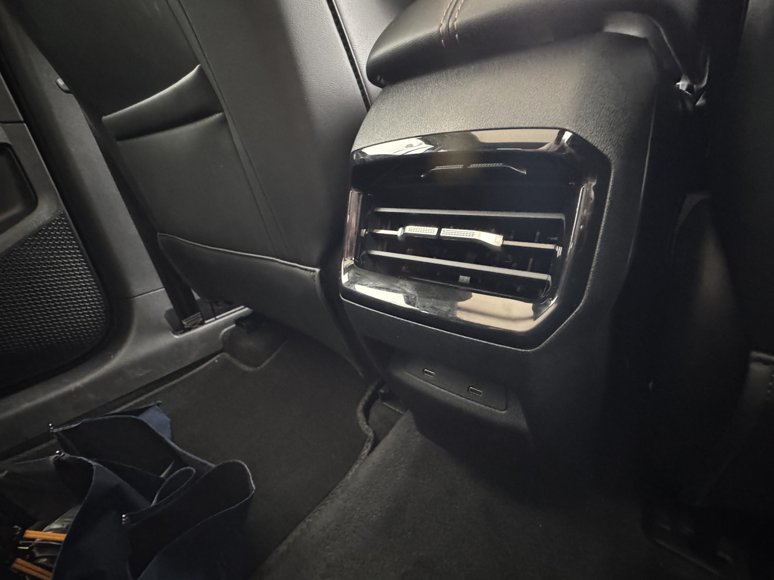 MG HS Hybrid+ rear AC vents with twu USB-C device charging posrts